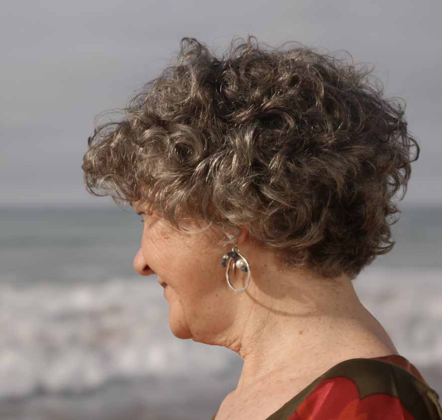 Imagen de una mujer mirando al horizonte en el mar - finaldevida.com